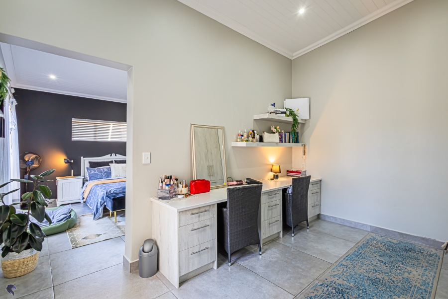 5 Bedroom Property for Sale in Myburgh Park Western Cape